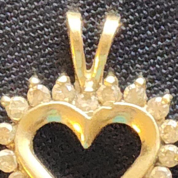 Vintage Gold Tone? Heart Pendant with 20 Stones?  Beautiful - Picture 6 of 11